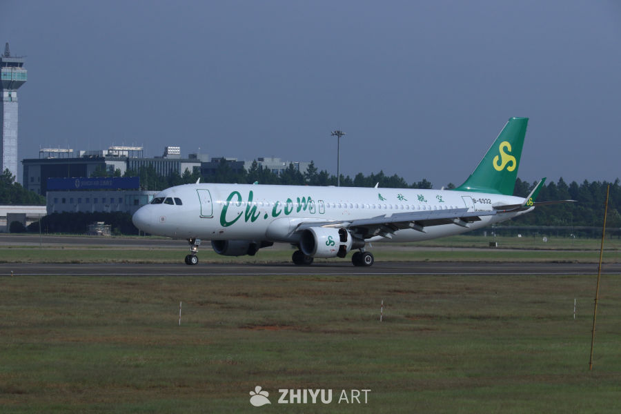 春秋航空飞机在机场跑道上