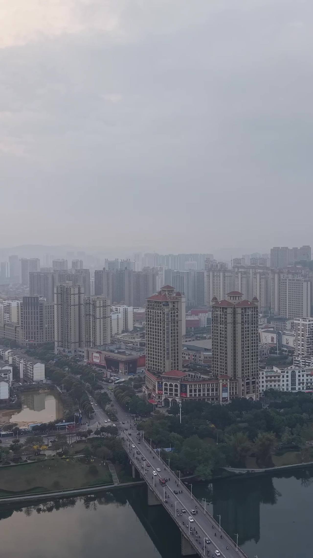 城市全景与繁忙交通