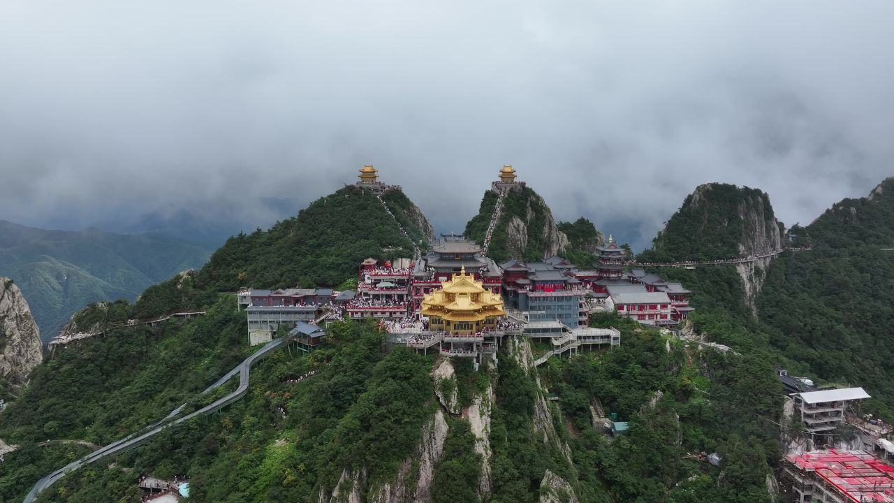 老君山4K航拍云雾山之中 15