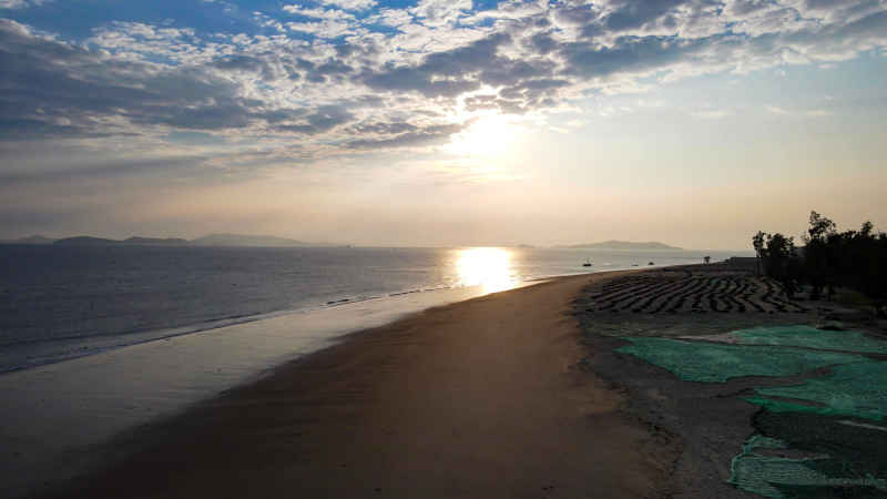 大海海洋沙滩礁石风景航拍摄影图 