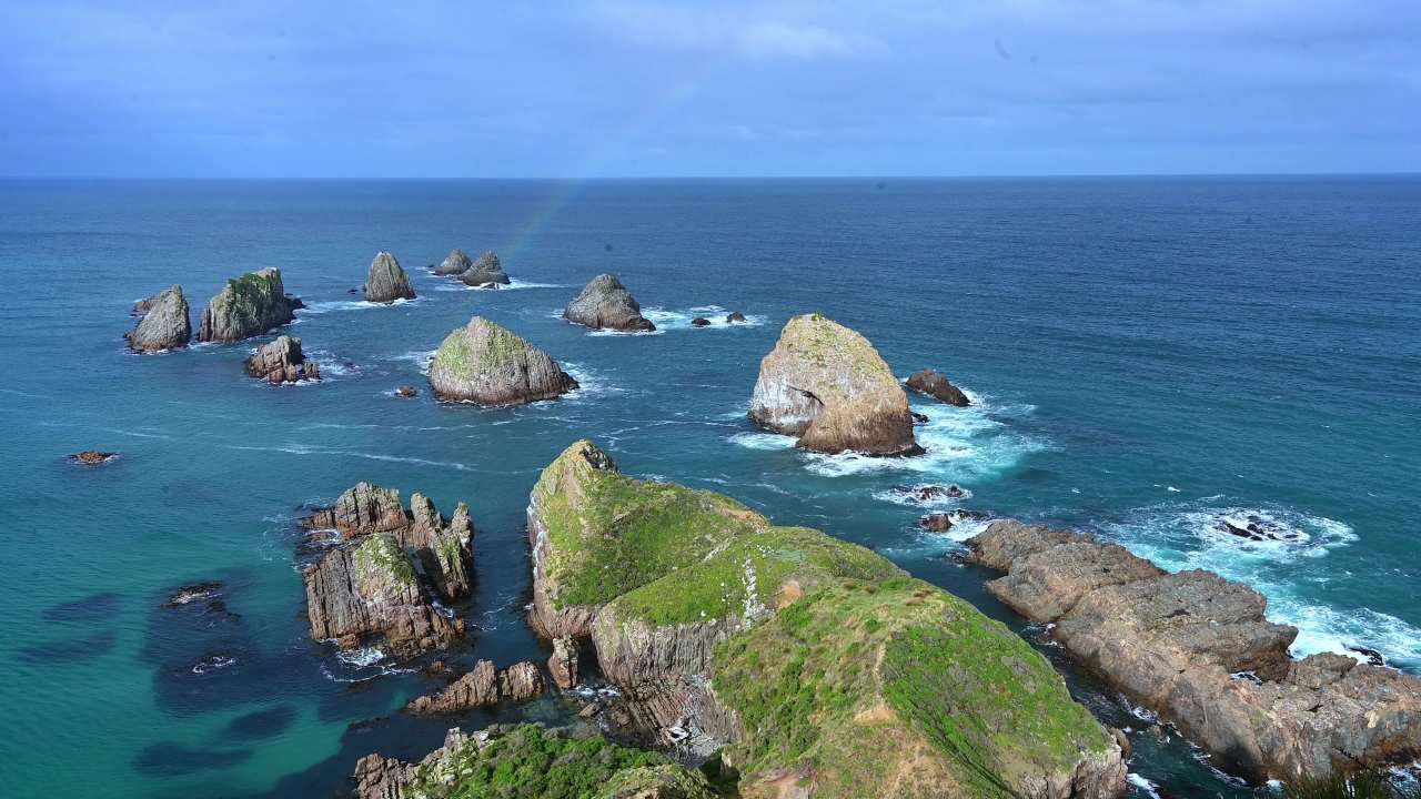 新西兰南岛努盖特灯塔旁大海里的礁石海浪 4