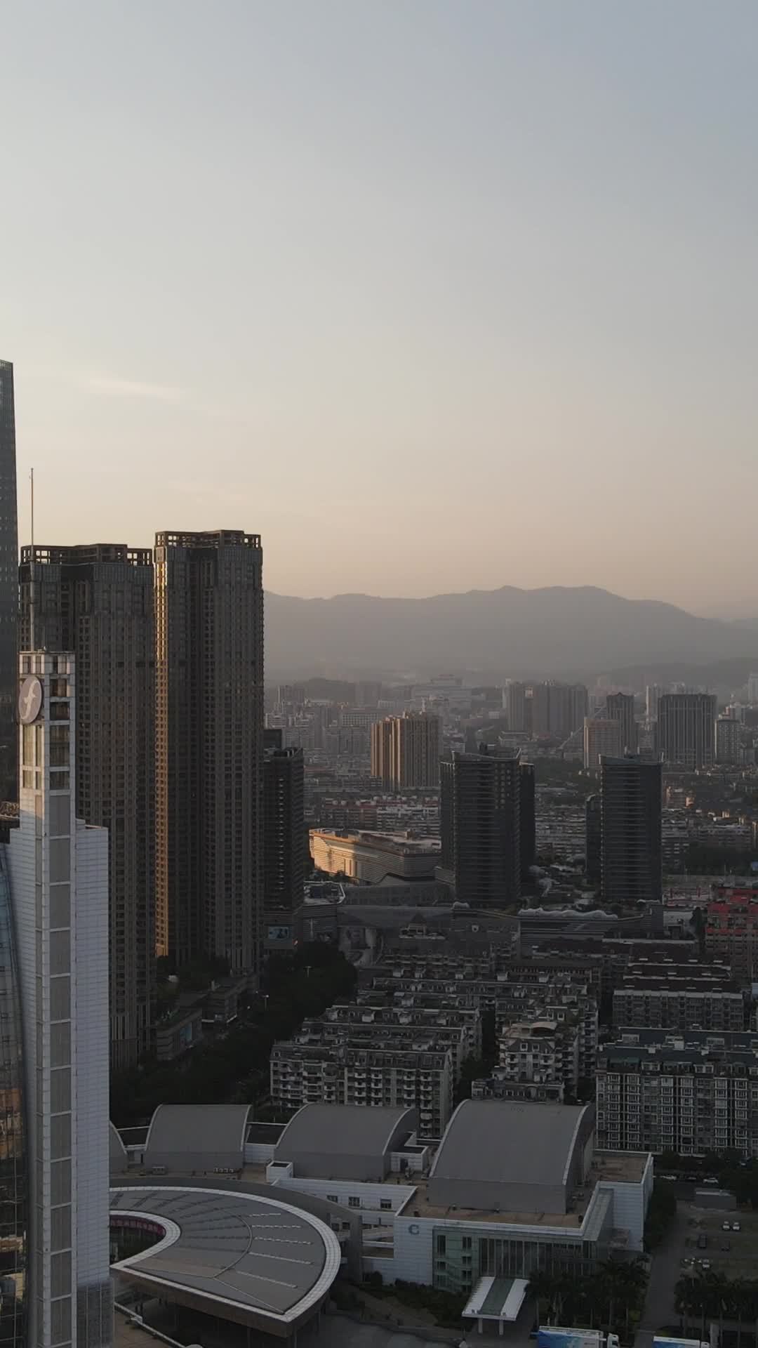 夕阳下的都市剪影
