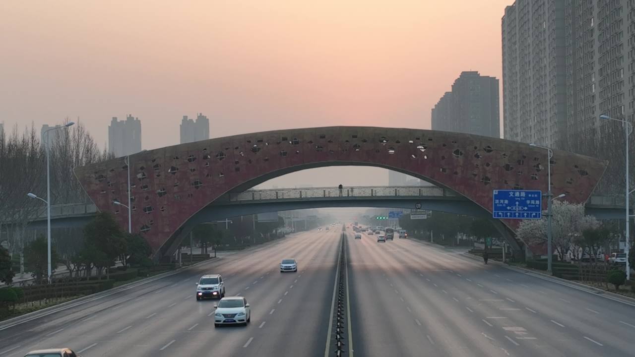 晨曦下的城市之路