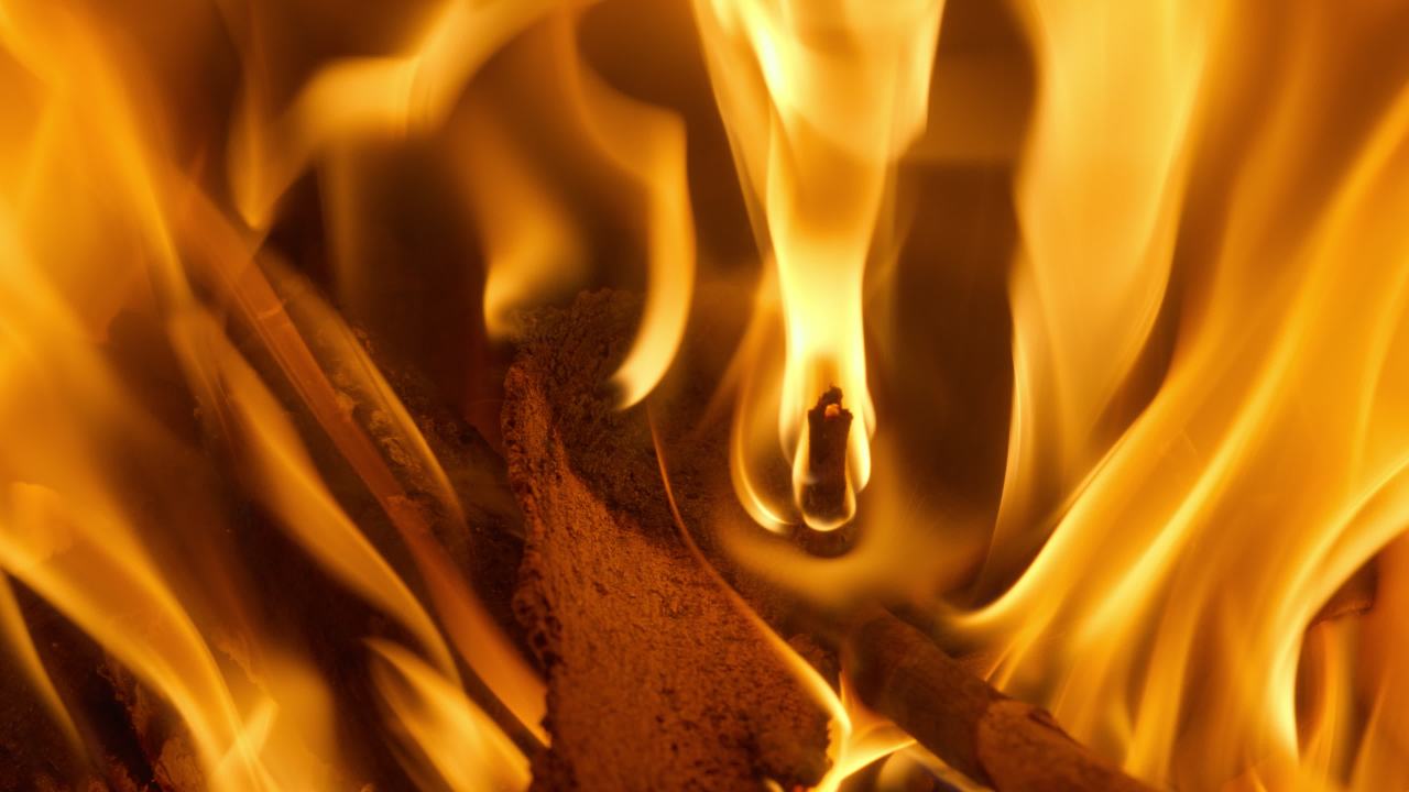 燃烧的木柴炭火 23