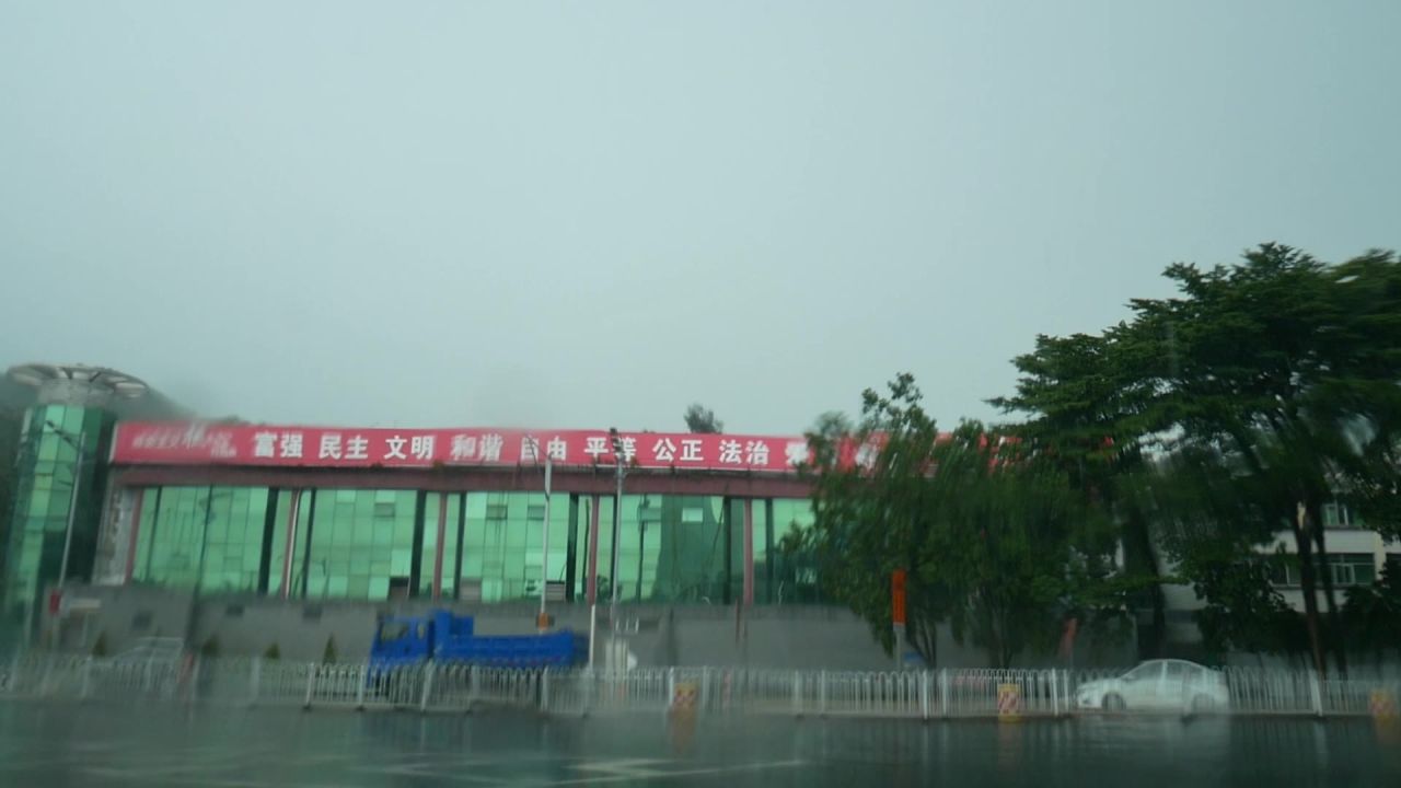 雨中窗外马路