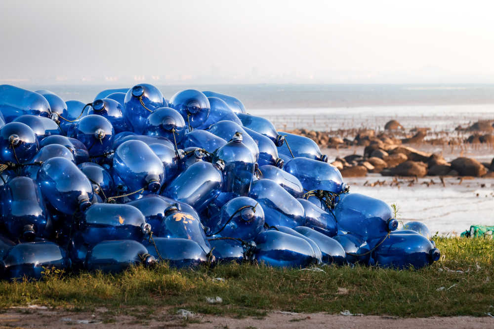 堆积的海上养殖浮标