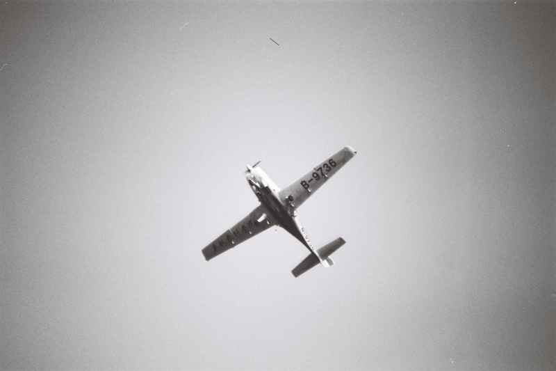 洛阳民航飞行学院教练机起降黑白胶片拍摄 11