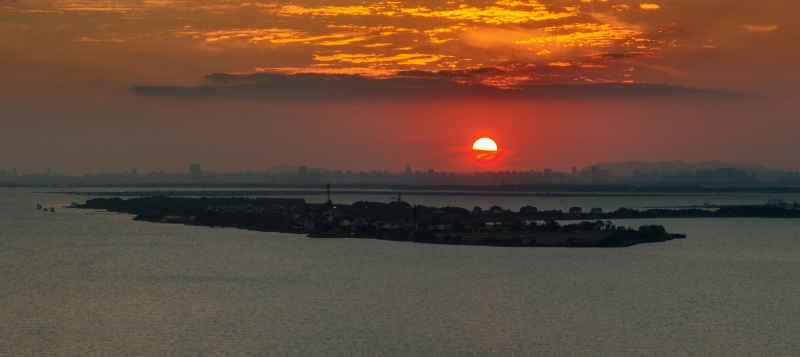 夕阳下的莲花岛
