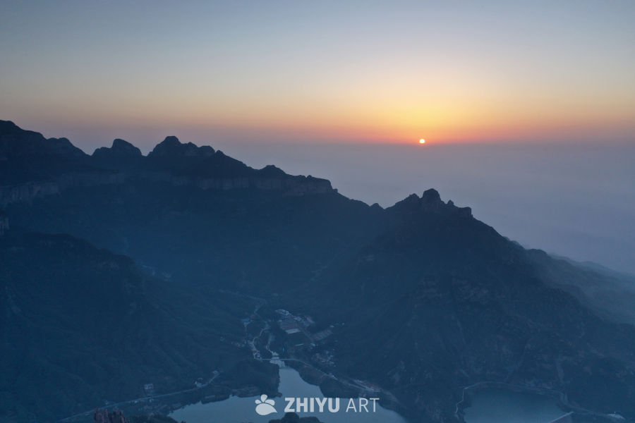 日出山间
