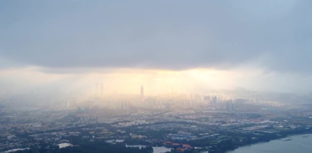 雾气笼罩下的城市景观，天空呈现灰白色。