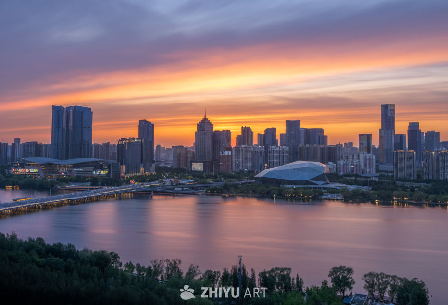 黄昏都市河畔风光