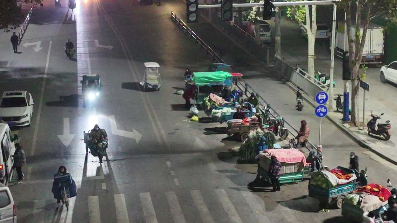 夜市的喧嚣与忙碌