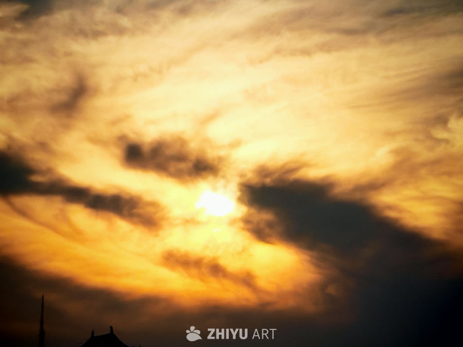 夕阳余晖下的宁静时刻