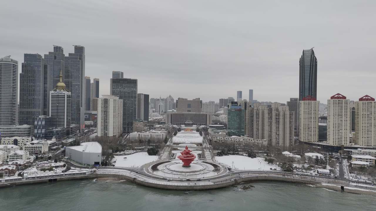 青岛五四广场情人坝海边城市雪景航拍 18