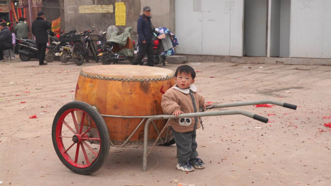 街头小童与大鼓车