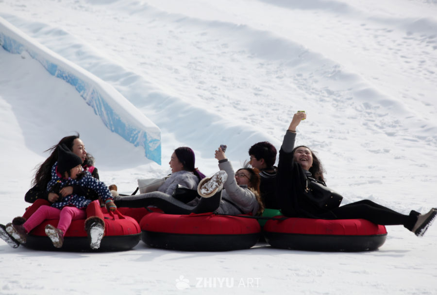 雪地雪圈欢乐时光