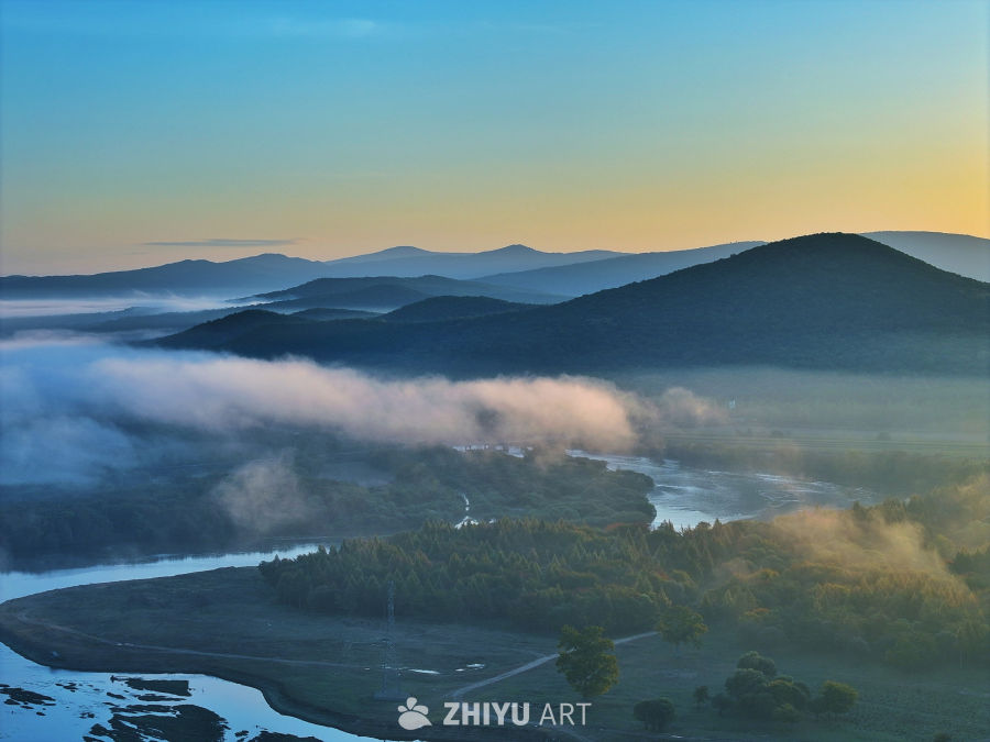 晨雾缭绕 山影织幽