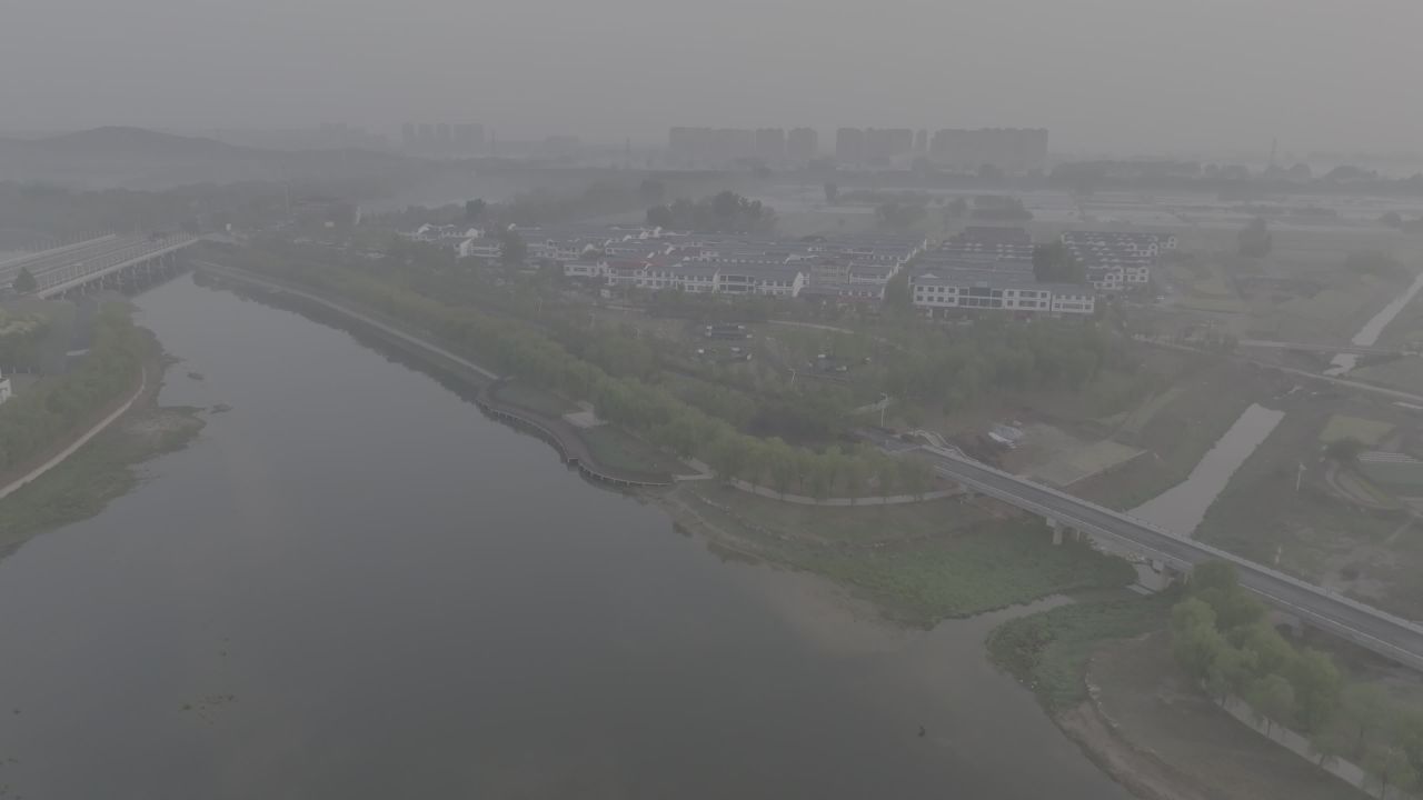 晨雾中的河畔小镇