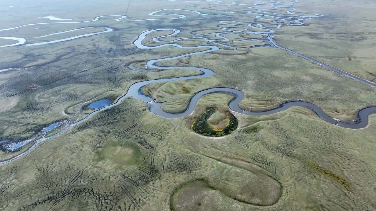 晨曦中草原蜿蜒河流 滦河源头闪电河