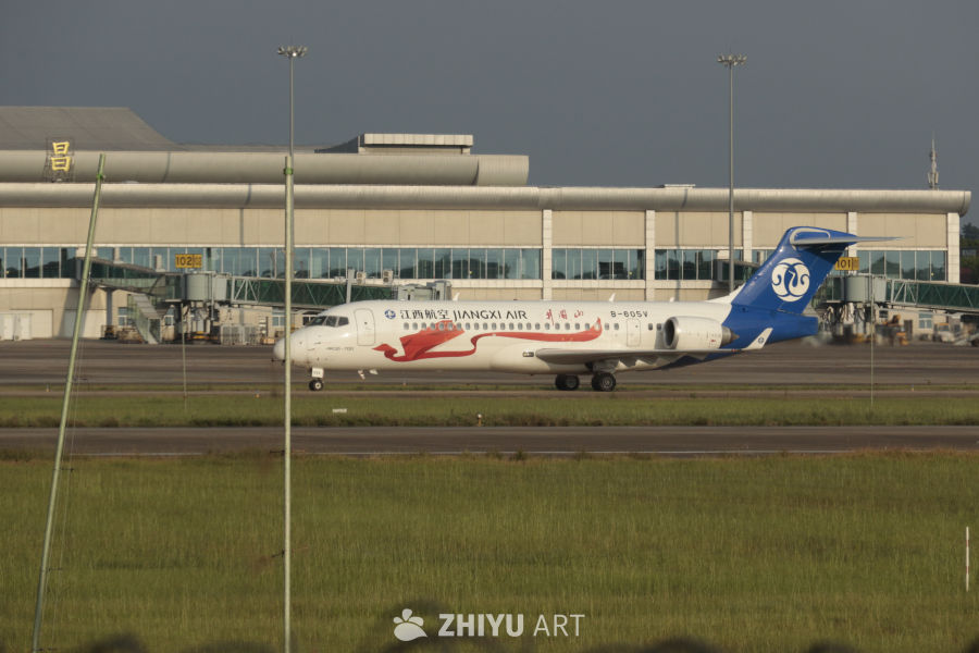 江西航空飞机在机场跑道上