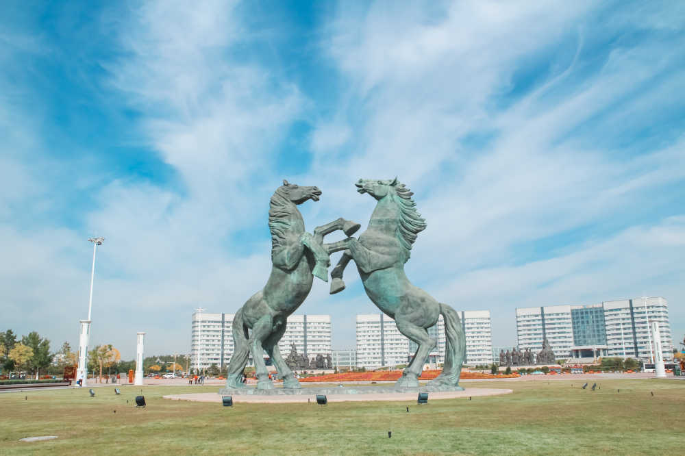 鄂尔多斯双马雕塑地标建筑