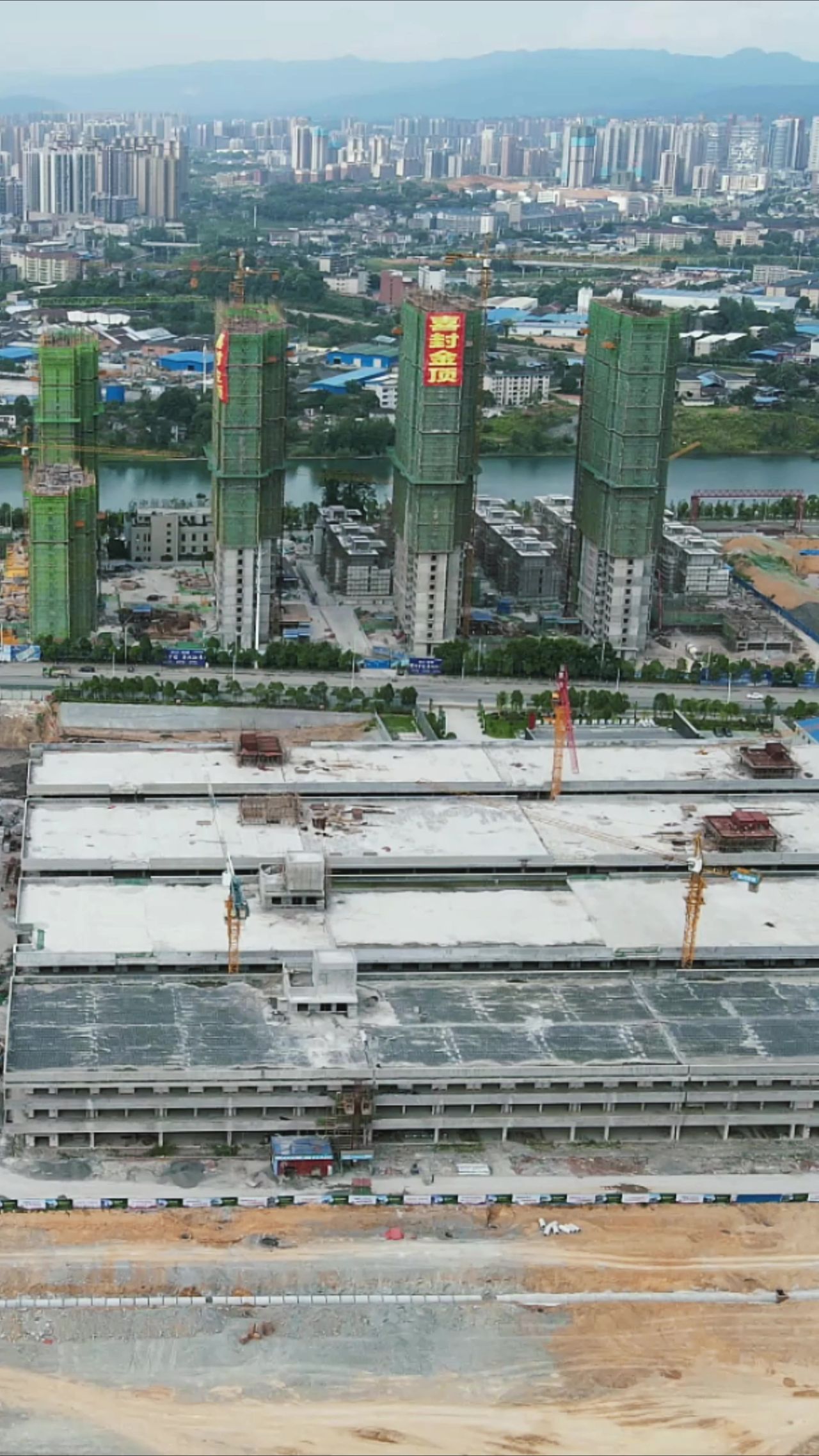 航拍城市建设施工吊他竖屏