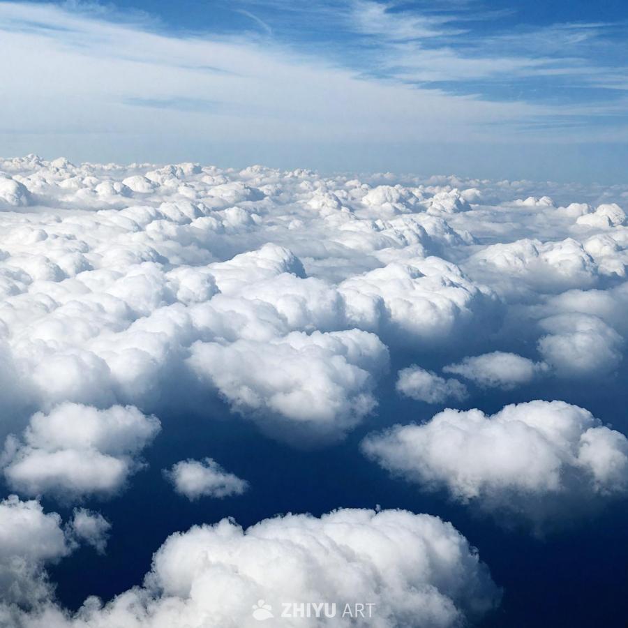 从飞机窗口看到的云层景观，天空中布满了各种大小和形