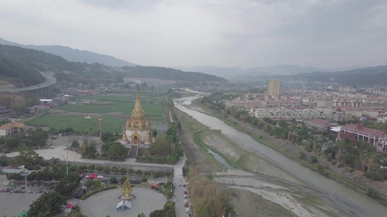 寺庙旁的宁静河景