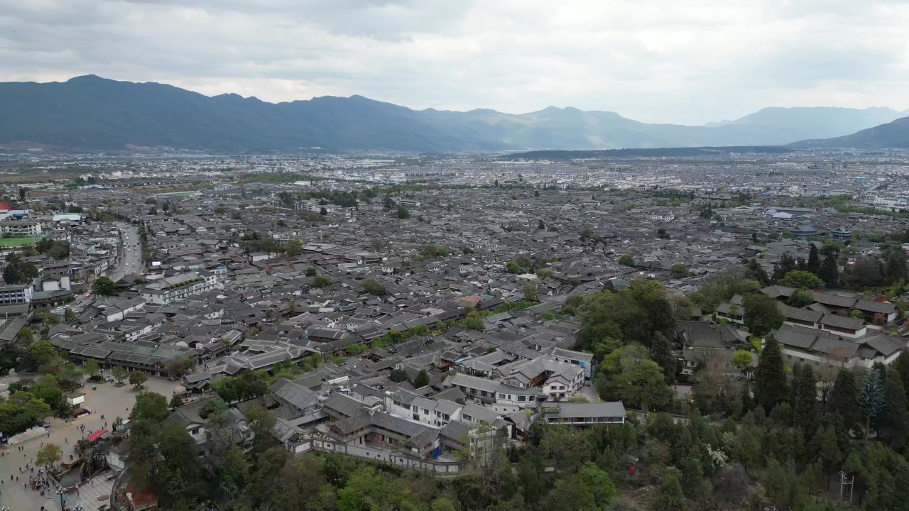 航拍云南丽江古城全景