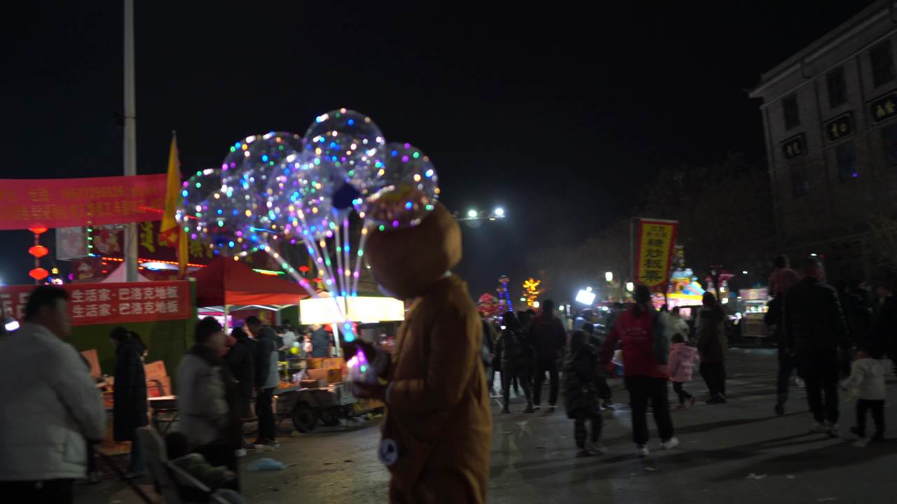夜市狂欢：气球与人群的夜晚