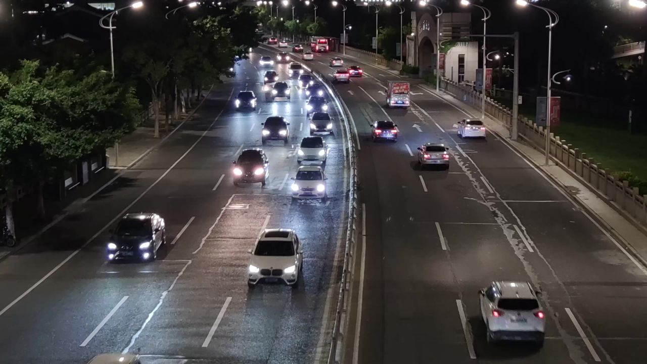 城市交通夜景车辆行驶实拍