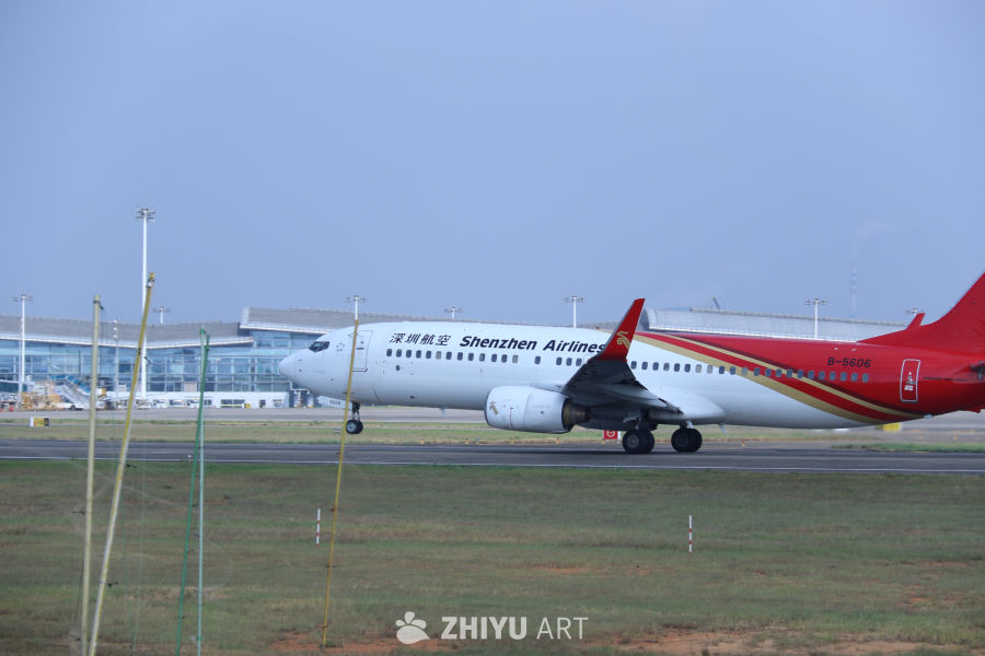 深圳航空飞机在机场跑道上