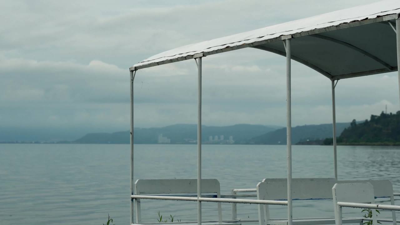 湖畔静谧之旅