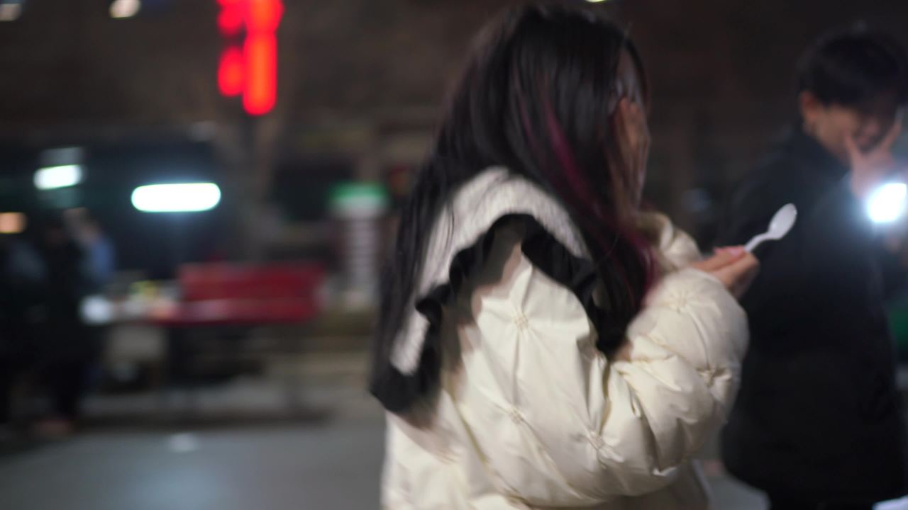 夜市中的微笑时光
