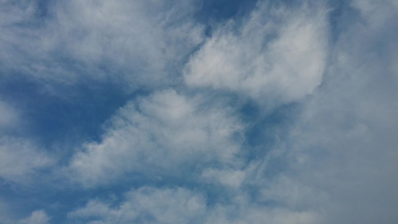 大海海浪沙滩蓝天白云实拍  