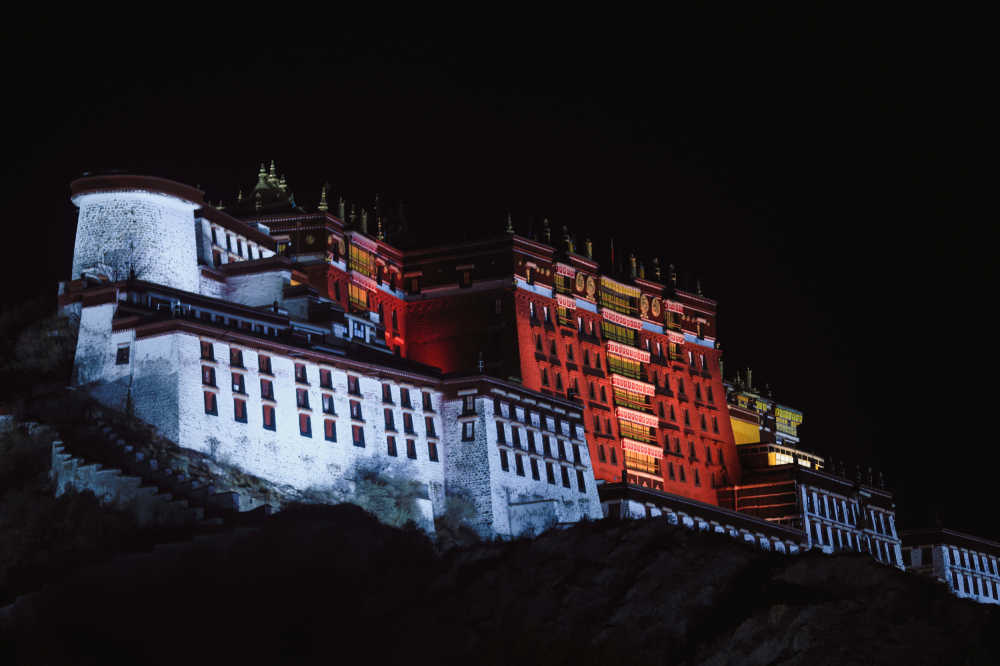 夜景布达拉宫