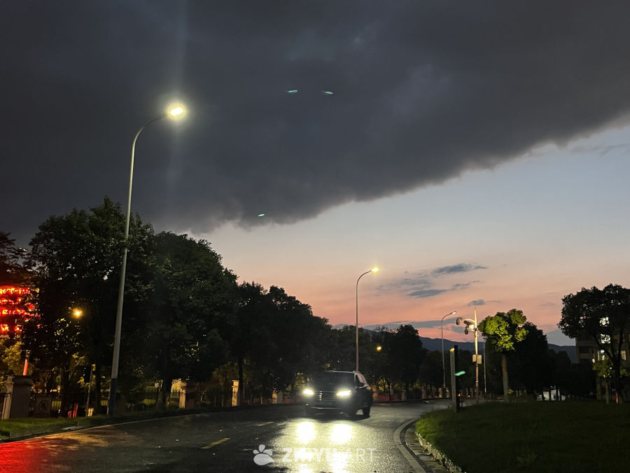 雨后夜景中的城市黄昏