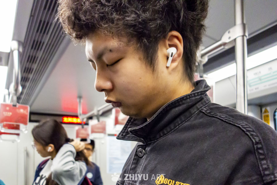 地铁上的沉思时刻