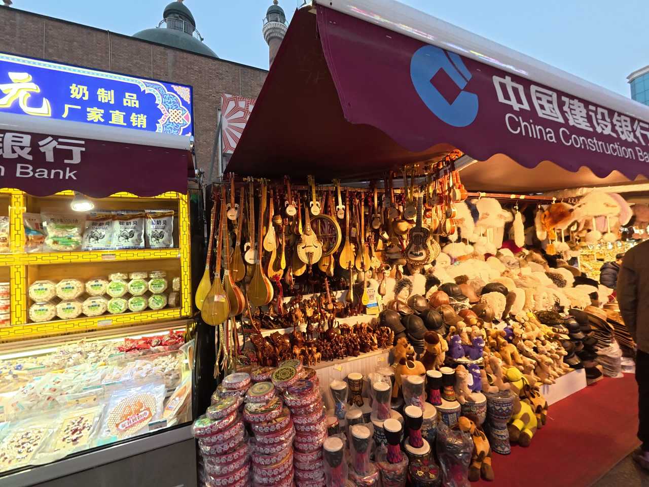 市场乐器摊位特写