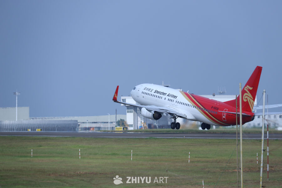 深圳航空飞机顺利起飞