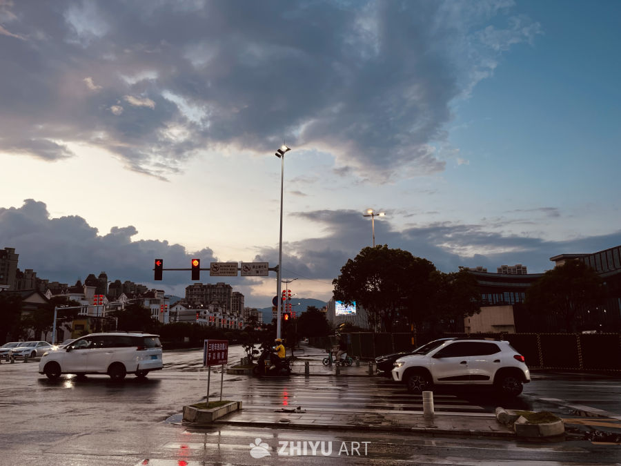 雨后黄昏的城市街景