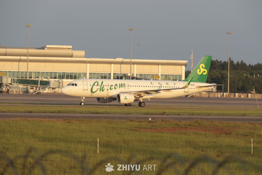 春秋航空飞机在机场跑道上