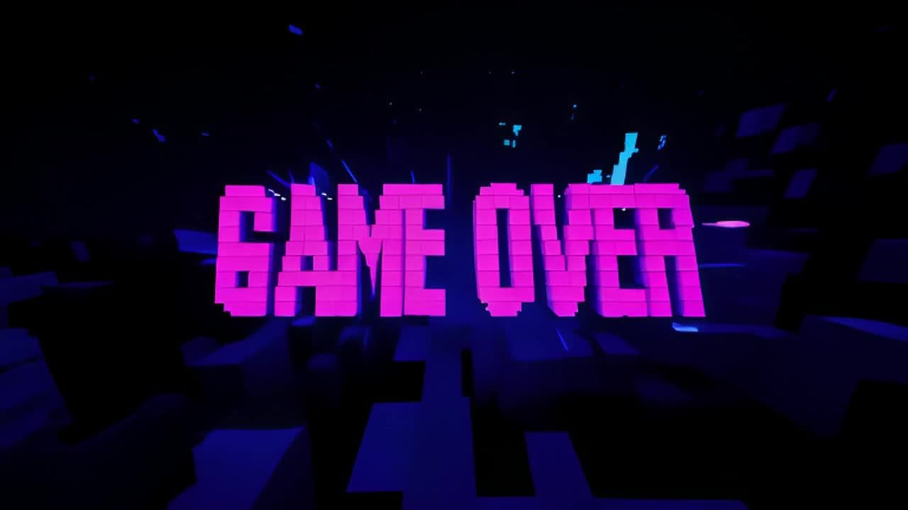 深色的像素化背景中，呈现粗体的块状文字GAME O