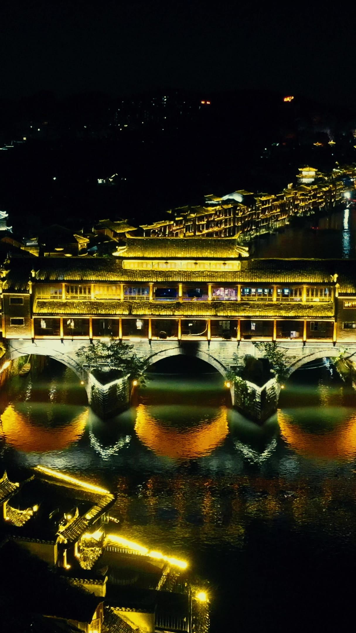  湖南湘西凤凰古城夜景灯光竖屏航