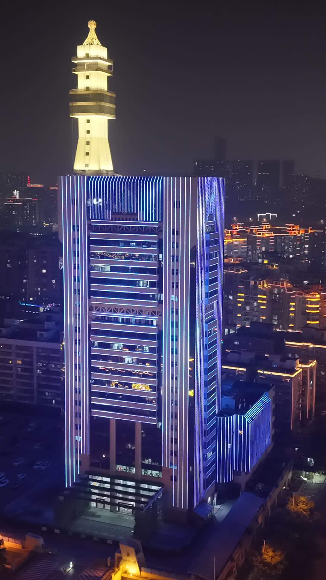 璀璨夜空下的摩天大楼