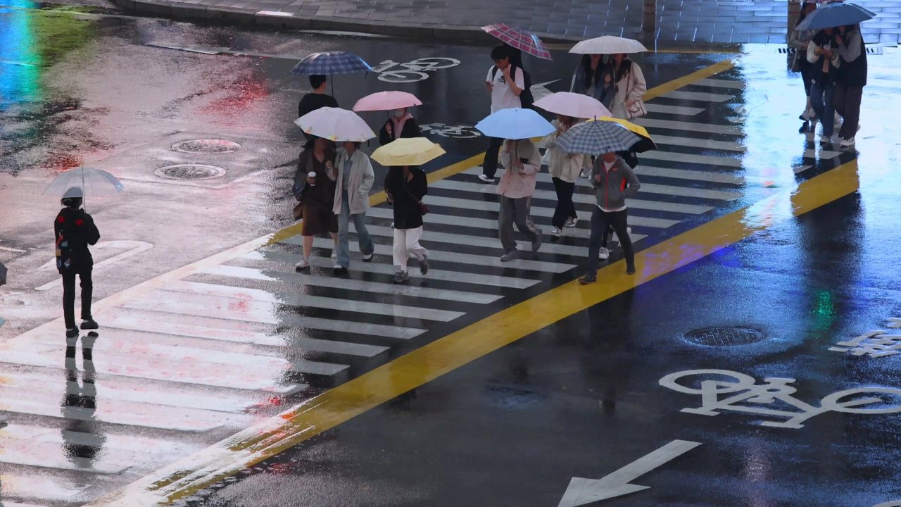 雨天城市街道路口人流 9