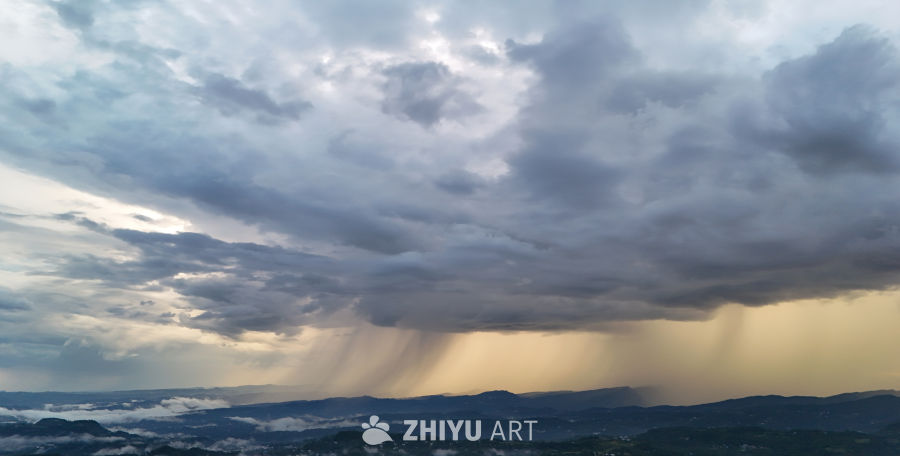 乌云密布的壮丽雨景