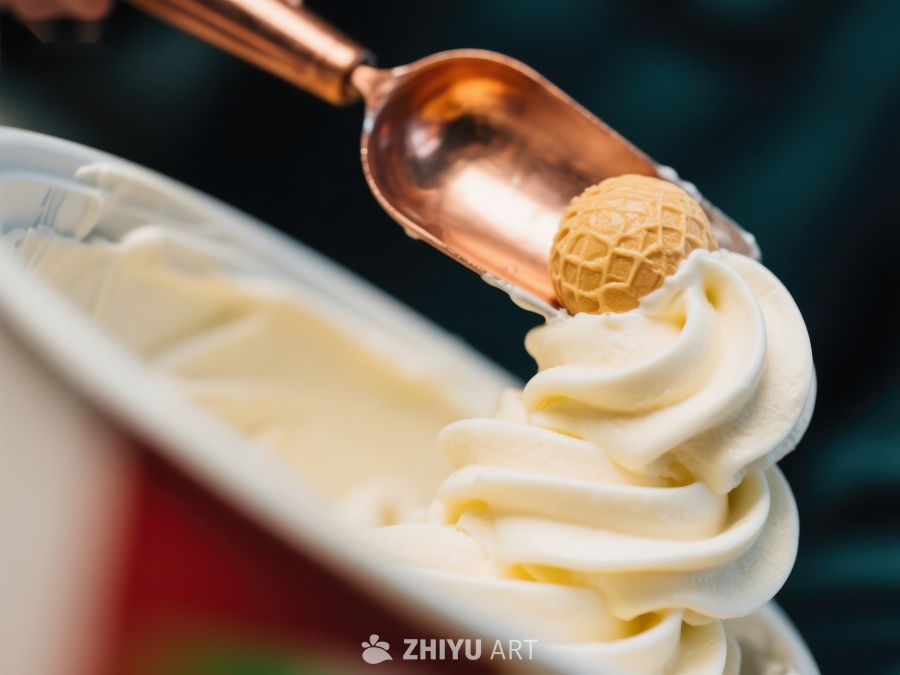 冰淇淋球被铜勺舀起的瞬间 26