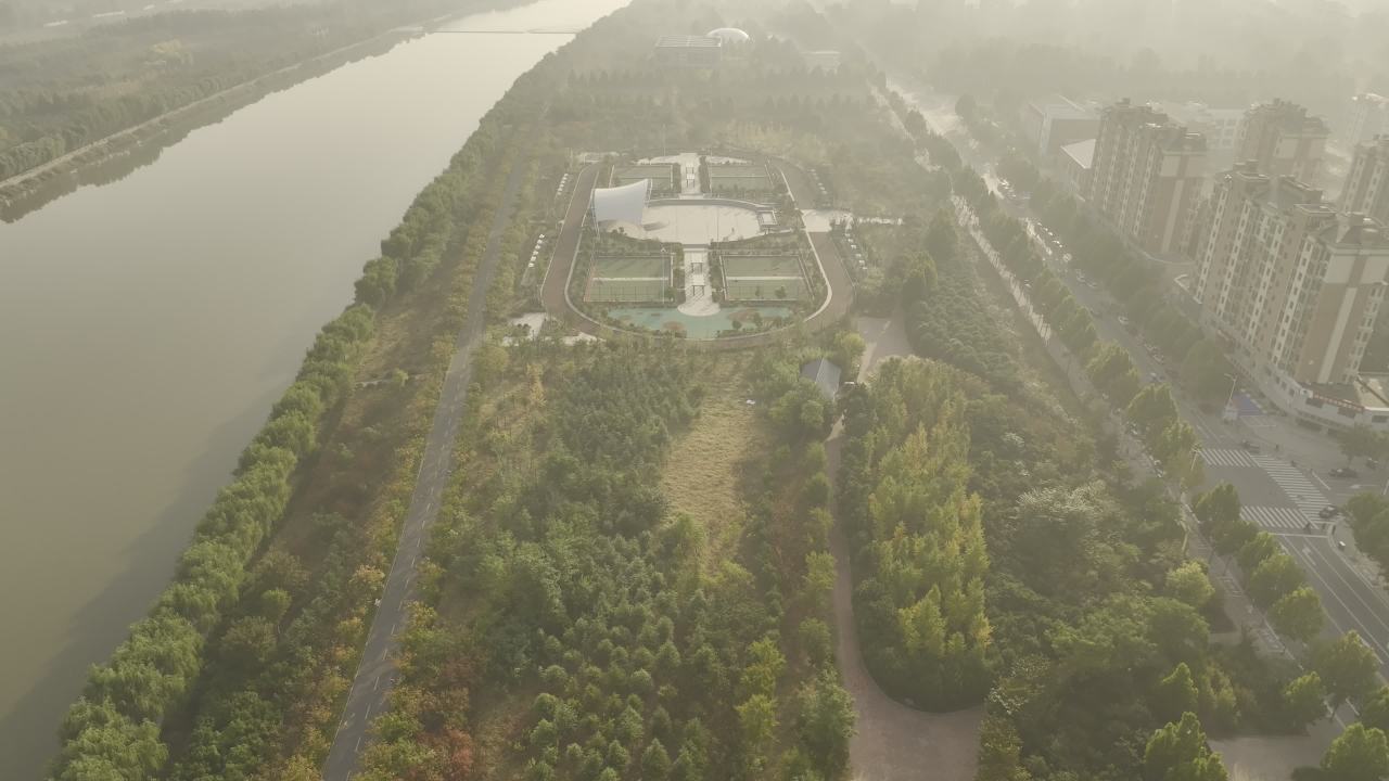 晨光中的城市公园