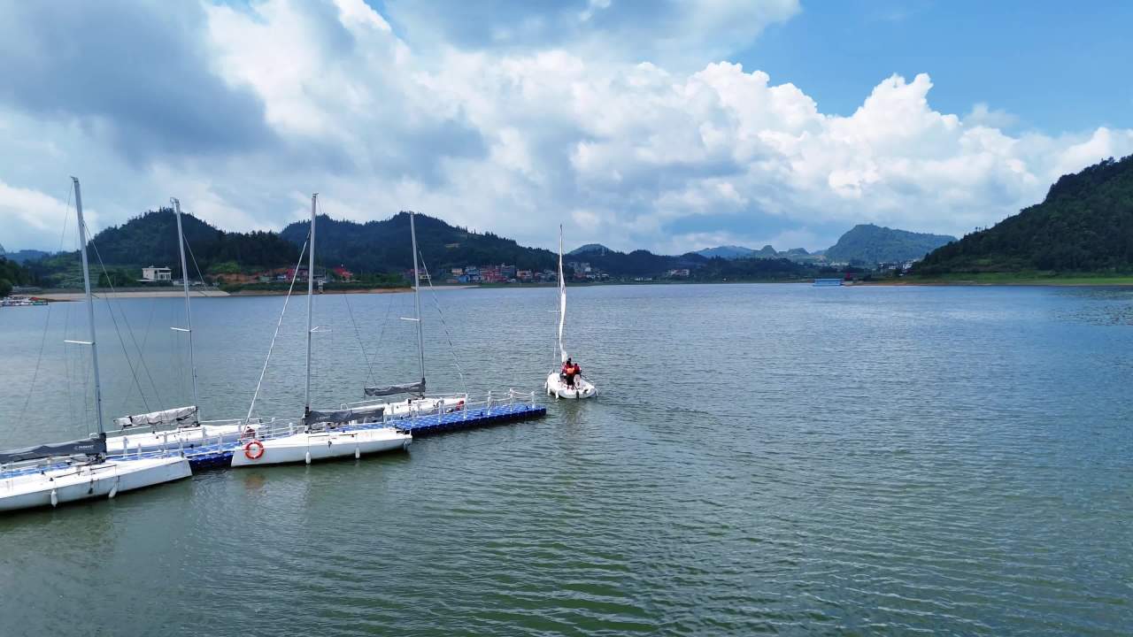 湖上帆影
